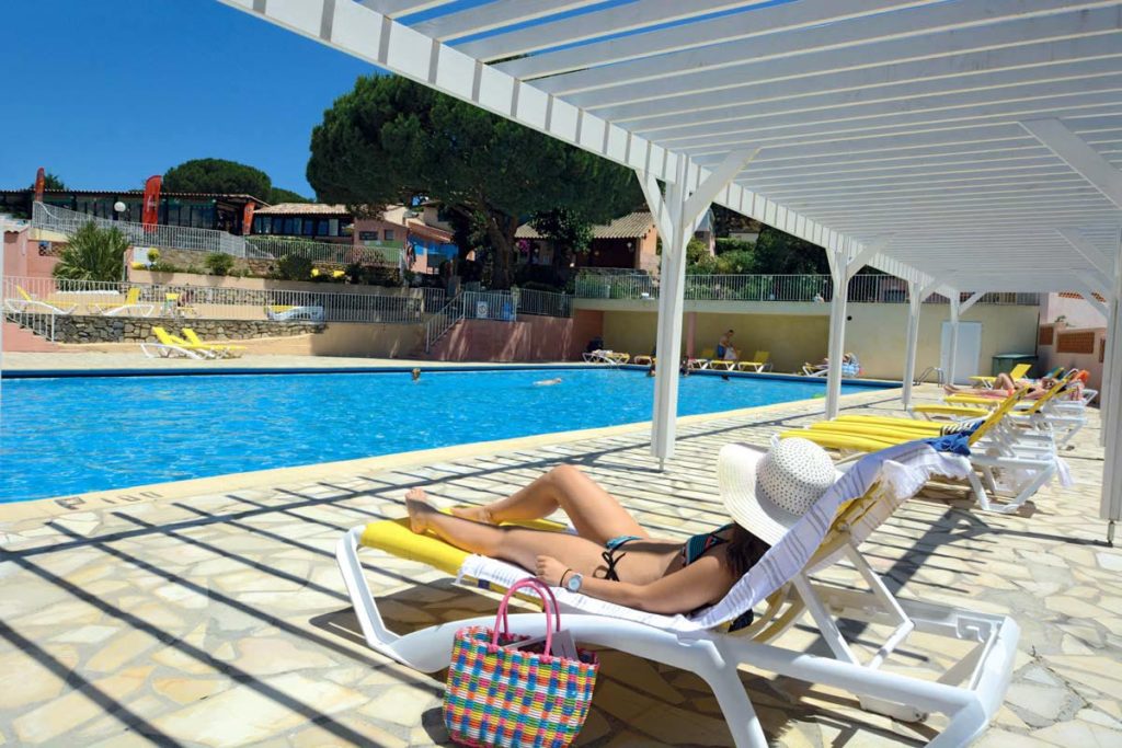 Parc Montana - Grande Piscine Solarium avec transats