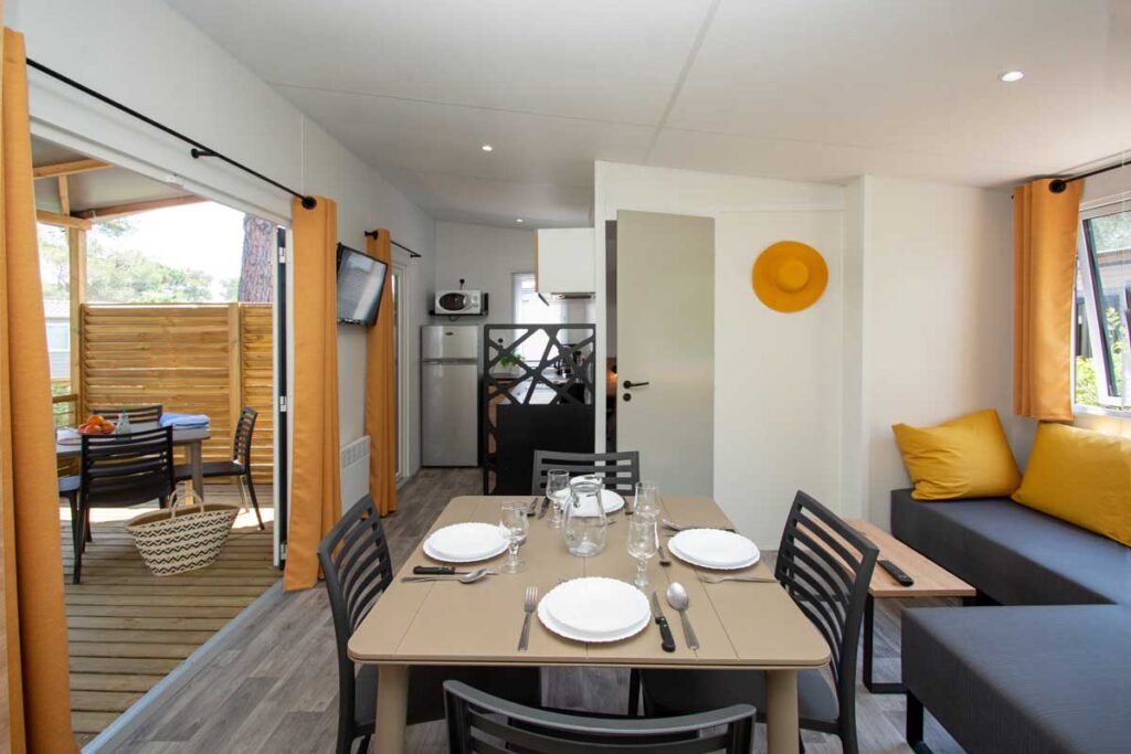 Oasis Village – Luxe Comfort Bungalow 6-8 | Eetkamer