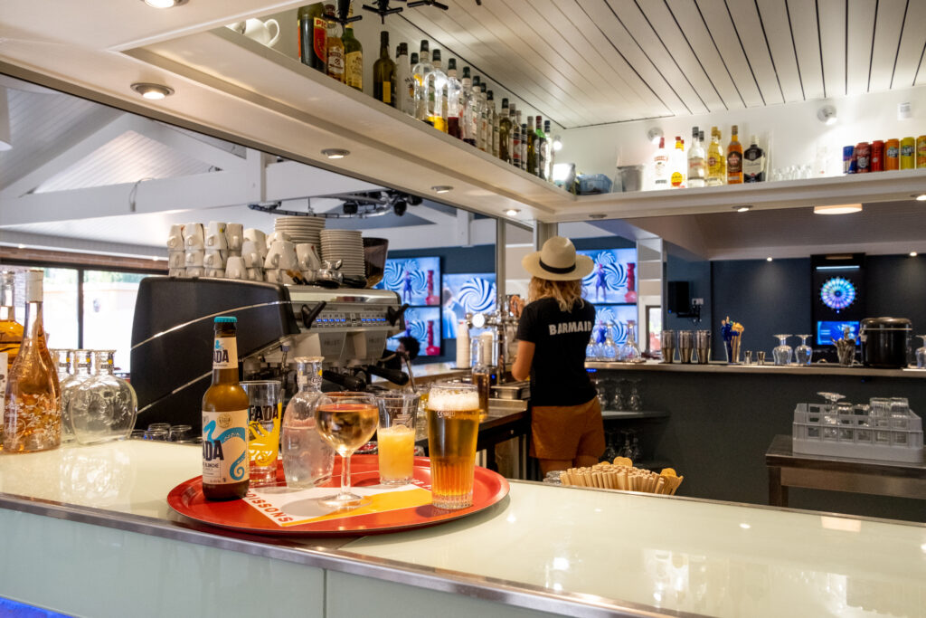 De snackbar van Oasis Village in Puget-sur-Argens, met een dienblad vol drankjes en een koffiemachine