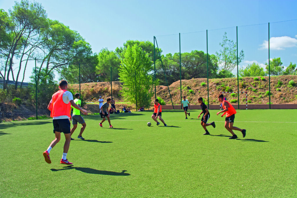 Een voetbalwedstrijd op het kunstgrasveld van UrbanFoot in Oasis Village in Puget-sur-Argens