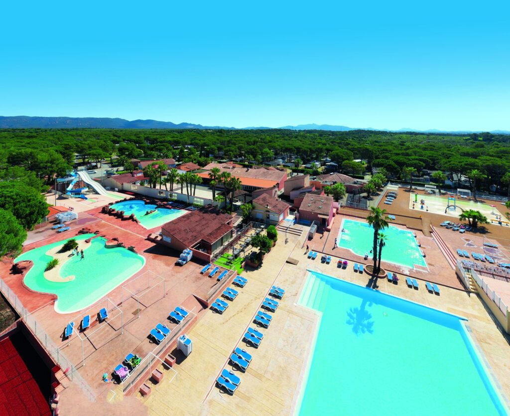Luchtfoto van de waterfaciliteiten van Oasis Village in Puget-sur-Argens, met zwembaden, glijbanen en ligstoelen