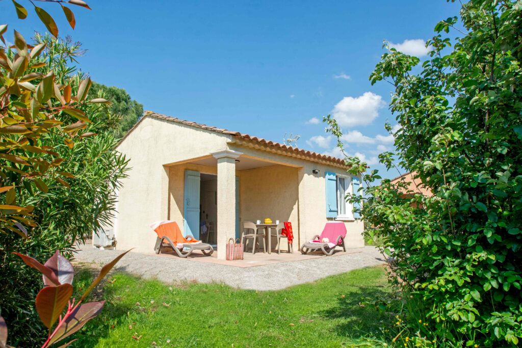 Exterieur van een luxe villa met 2 slaapkamers in Oasis Village, overdekt terras met ligstoelen en privétuin
