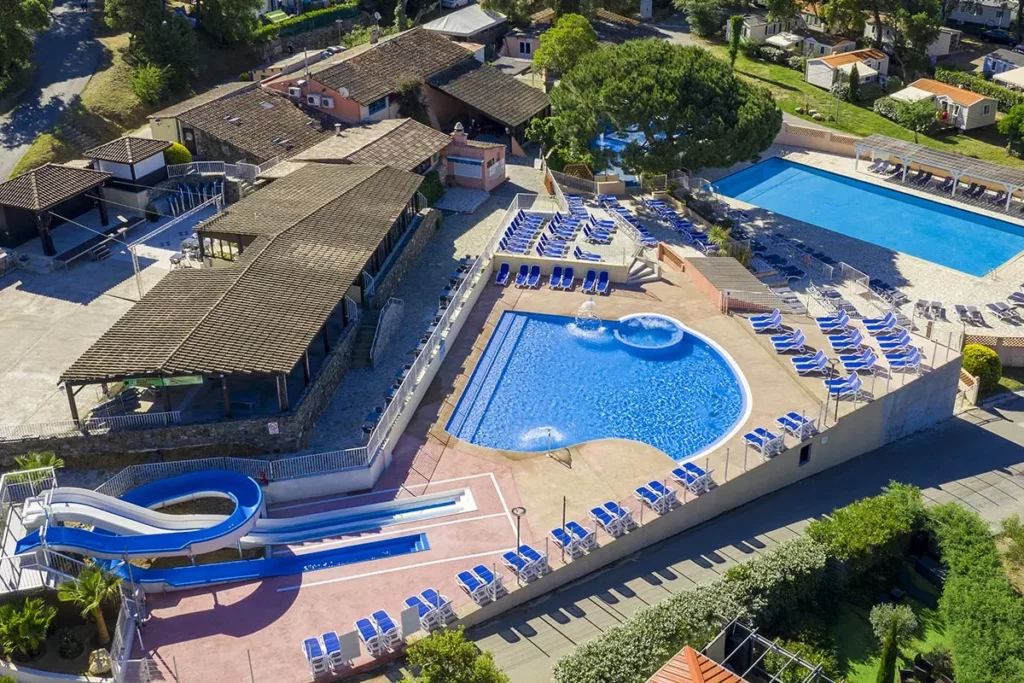Camping 4 étoiles sur la Côte d'Azur avec parc aquatique.