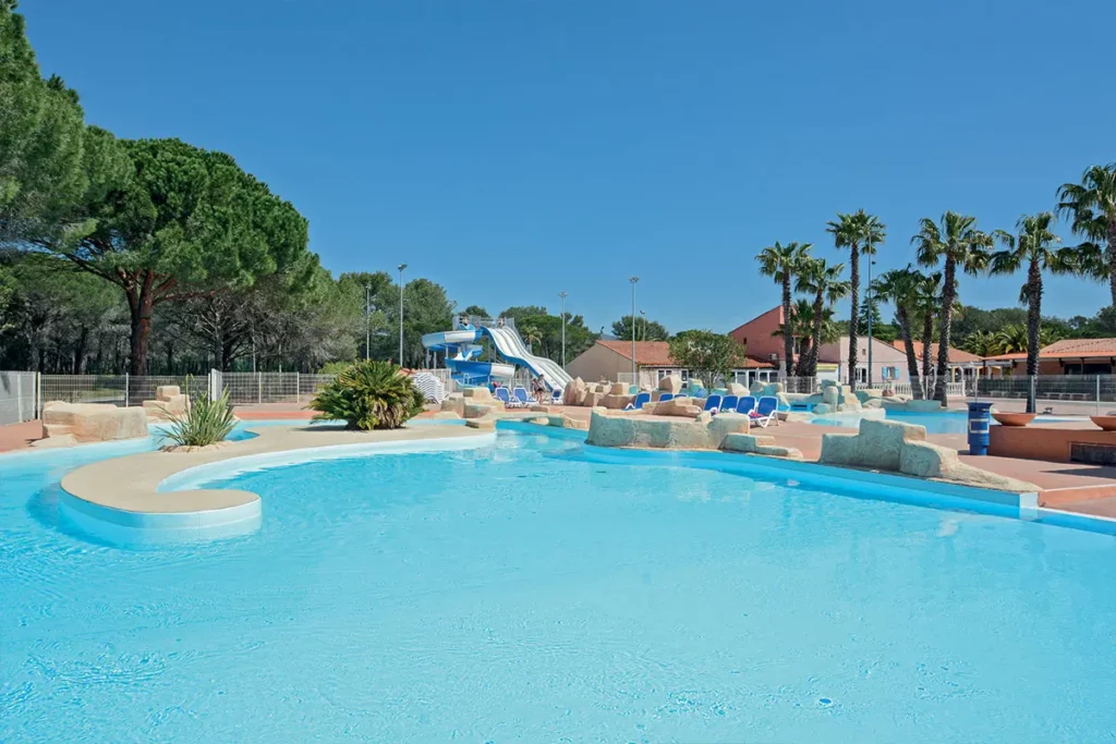 Camping avec parc aquatique et piscine chauffée sur la Côte d'Azur.