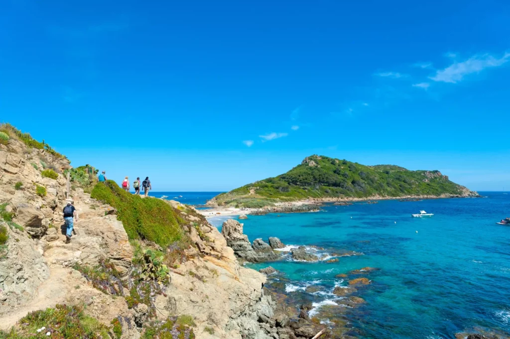 Camping pour sportifs avec accès direct aux sentiers de randonnées et aux activités nautiques sur la Côte d'Azur.