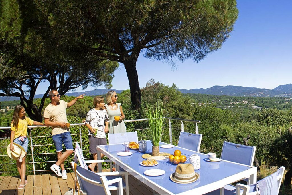 Vue d’un camping 4 étoiles sur la Côte d’Azur entre mer Méditerranée et massif des Maures à proximité de Saint-Tropez