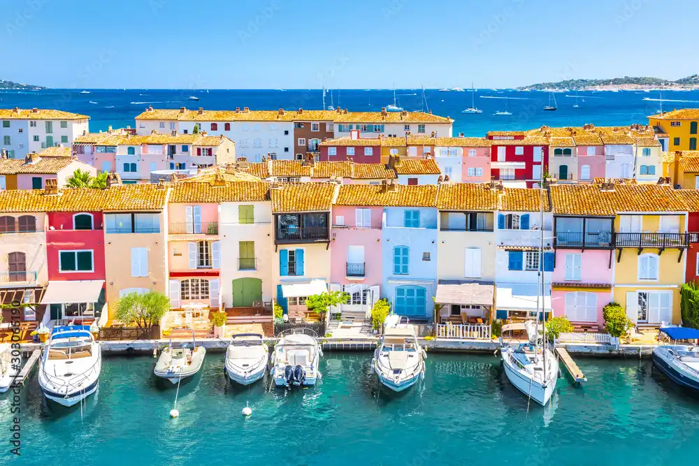 Maisons colorées et bateaux à Port Grimaud, à visiter depuis votre camping sur la Côte d’Azur