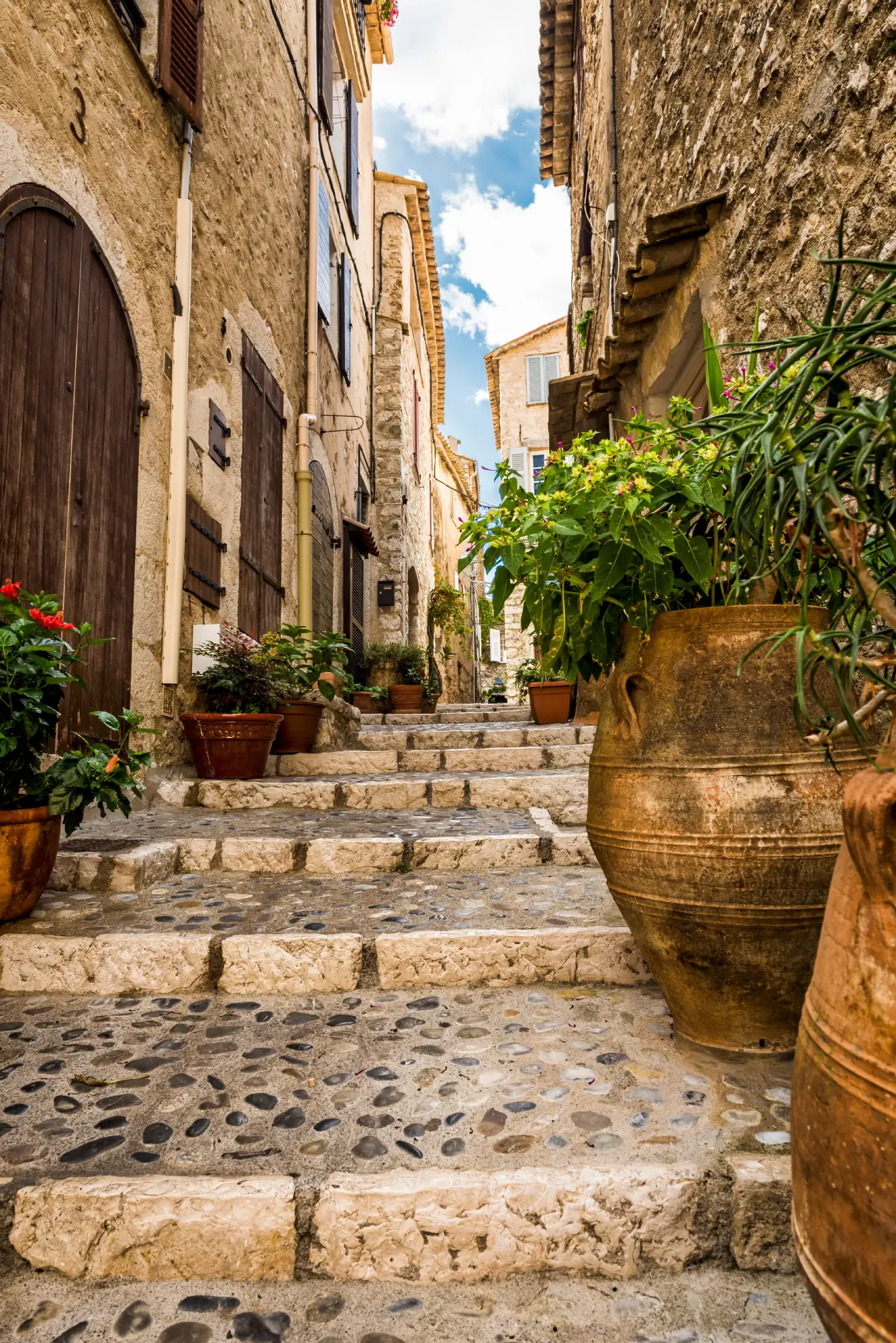 Ruelle pavée et maisons en pierre à Saint-Paul-de-Vence, à visiter sur la Côte d’Azur