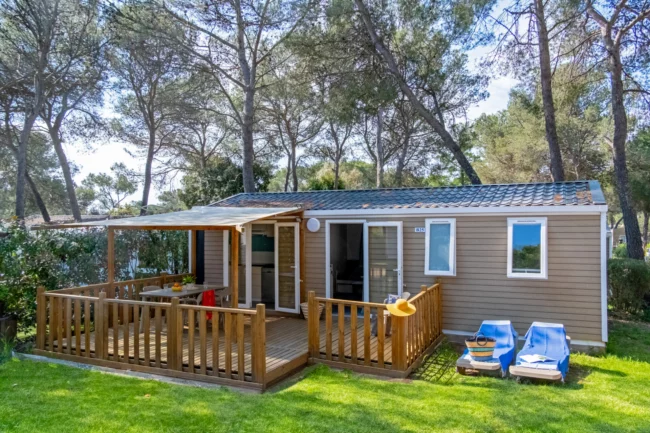 Bungalow Luxe Confort Riviera à l’Oasis Village, spacieux et lumineux pour 6-8 personnes sur la Côte d’Azur