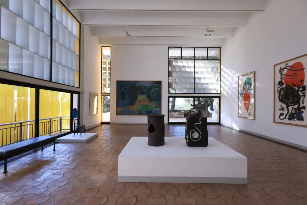 Visite de la Fondation Maeght à Saint-Paul-de-Vence, musée d’art moderne abritant des sculptures de Giacometti, idéale par temps de pluie.