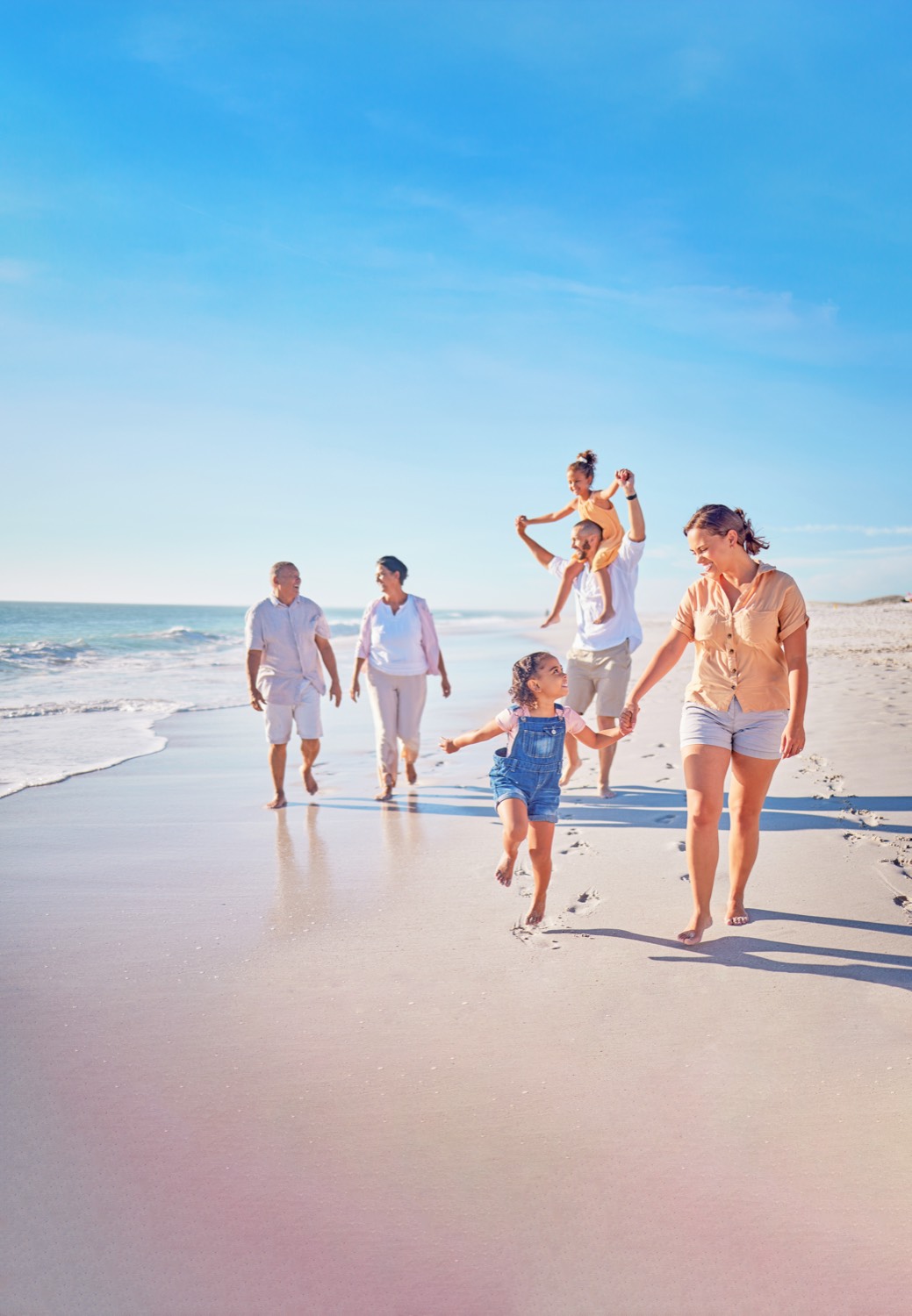 Familie op vakantie aan zee in Montana Park