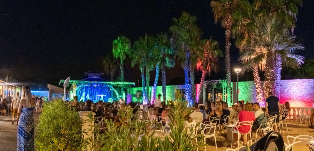 Avondvoorstelling en openluchtshow in het dorp