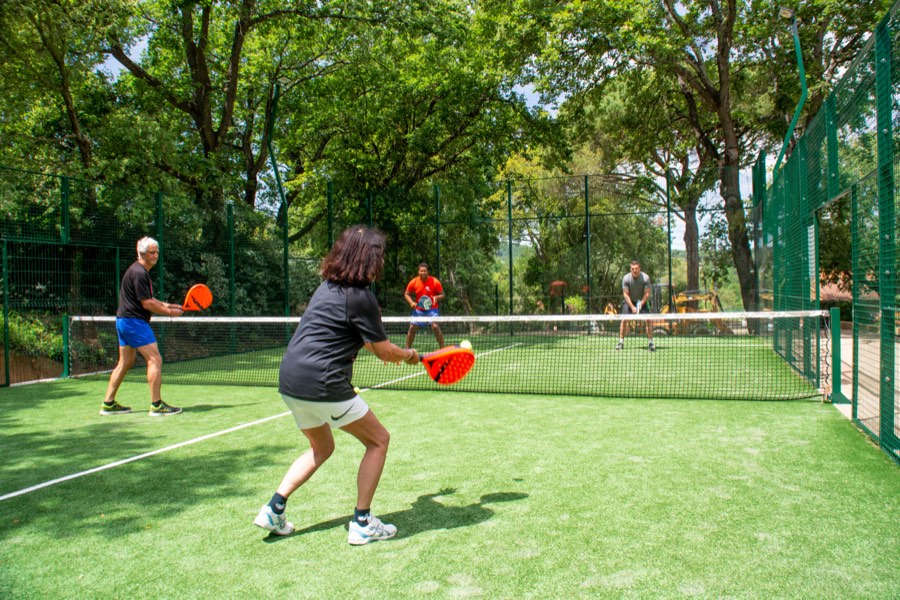 Padel- und Tennisplatz im Dorf