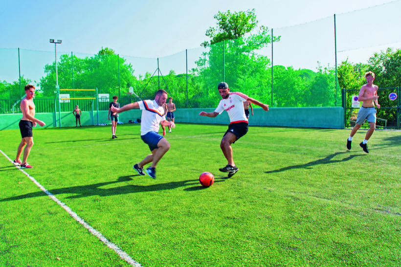 Mehrzwecksportplatz und Fußball