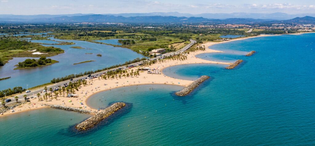 Het strand van Esclamandes in Saint-Aygulf, de beschutte baaien en de vijvers van Villepey, vlakbij Oasis Village