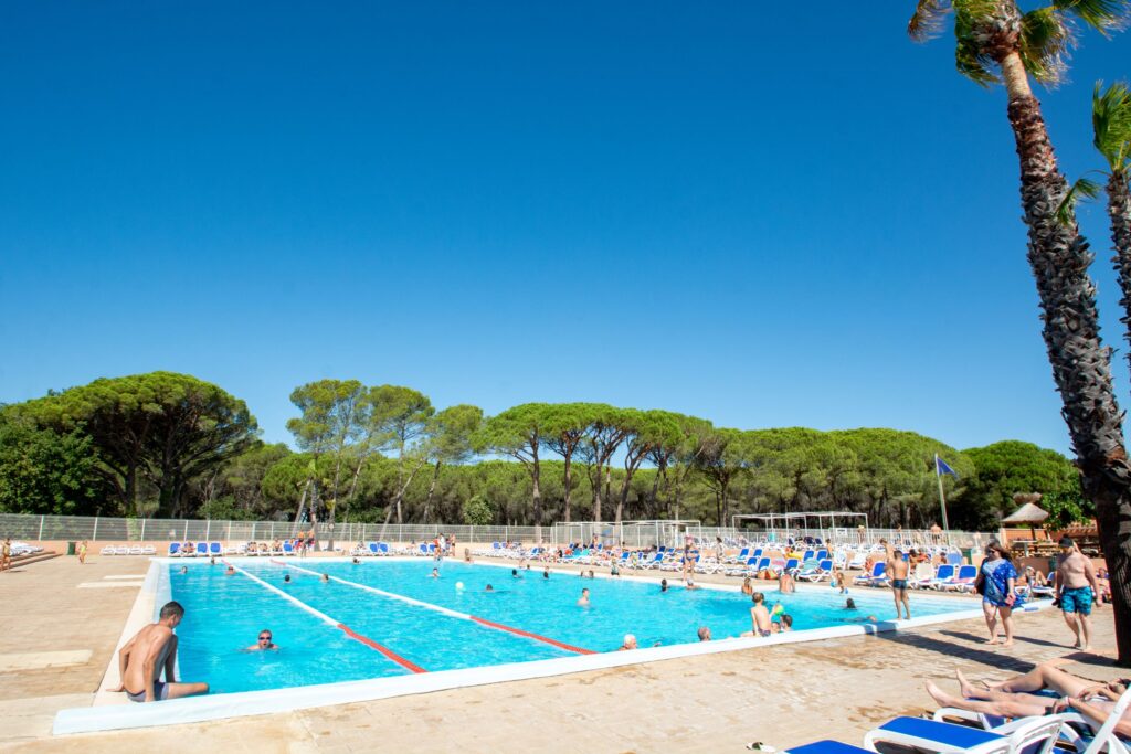 Het grote zwembad van Oasis Village