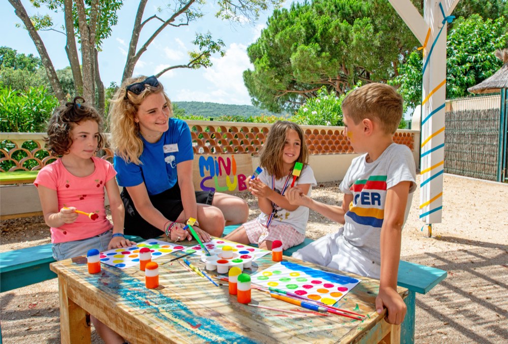 Kreativer Workshop für den Kinderclub, geleitet von einem Aktivitätsleiter
