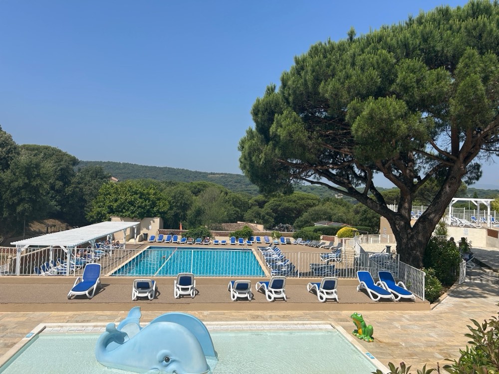 Schwimmbad und Sonnenliegen auf dem Campingplatz Gassin
