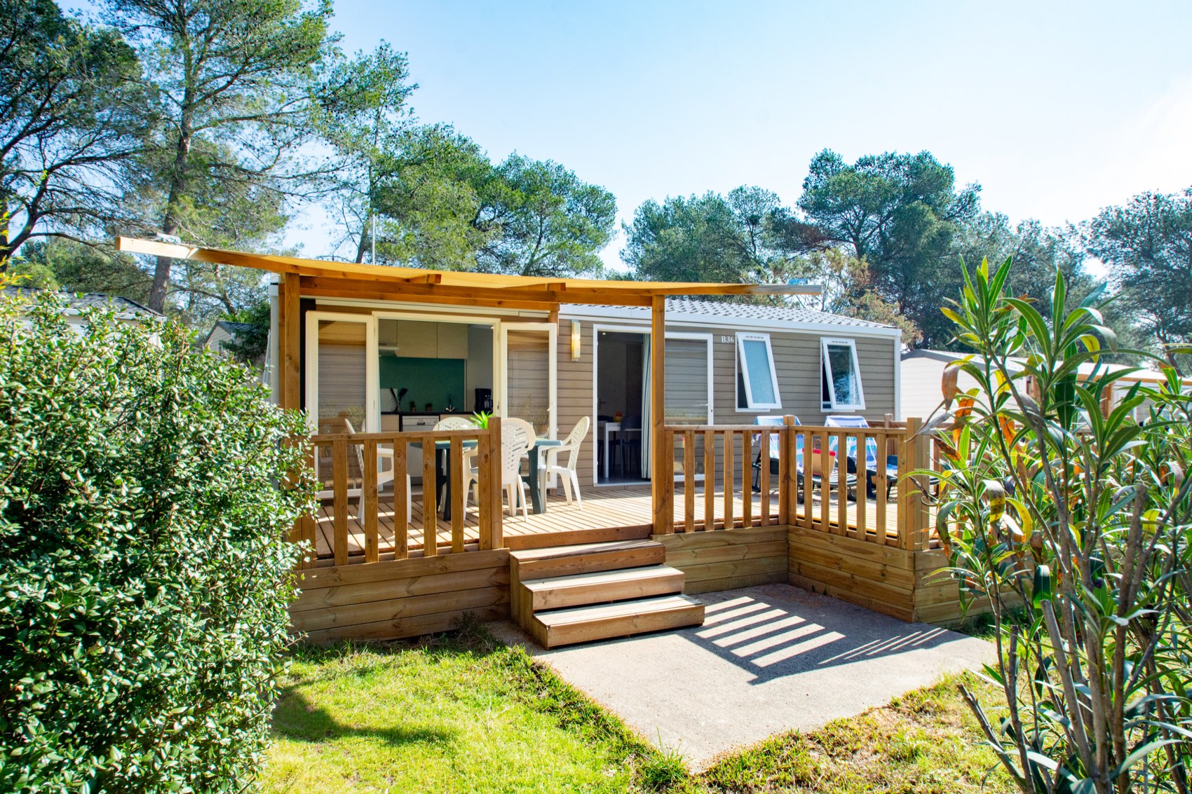 Bungalow mit Holzterrasse in ruhiger Lage im Kiefernwald