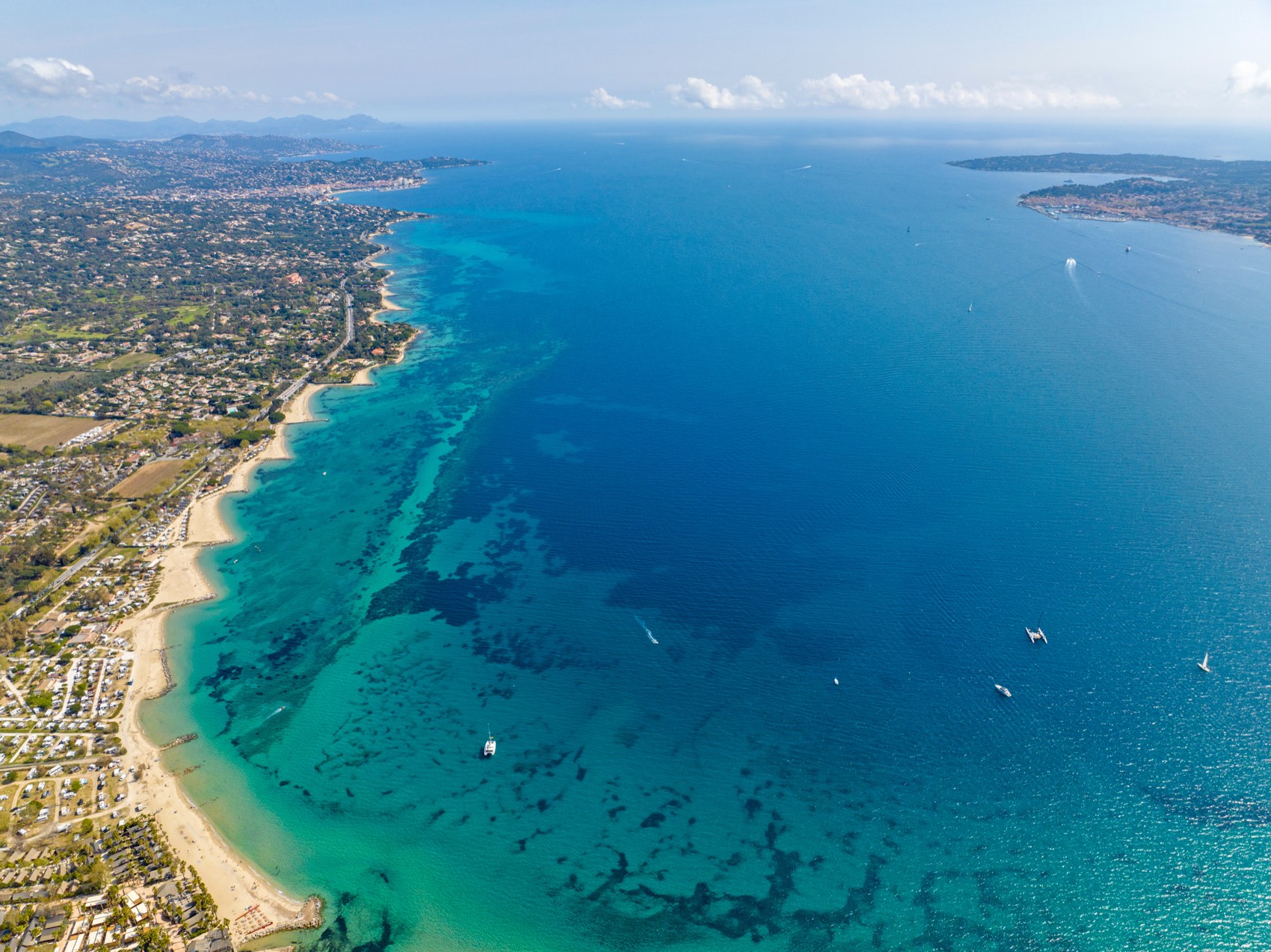 Luftaufnahme der türkisfarbenen Küste der französischen Riviera