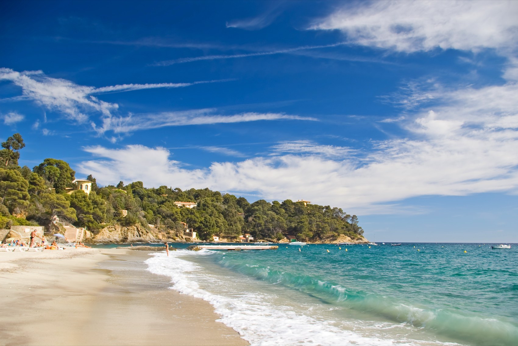Feiner Sandstrand und klares Wasser der Küste von Var