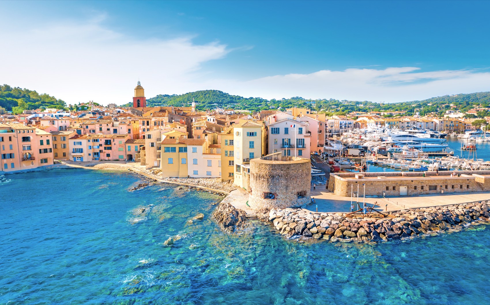 Der Hafen von Saint-Tropez und seine farbenfrohen Fassaden in der Sonne