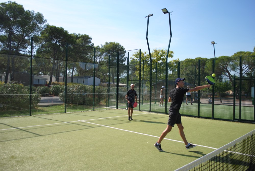 Ein Padelspiel auf dem Dorfplatz