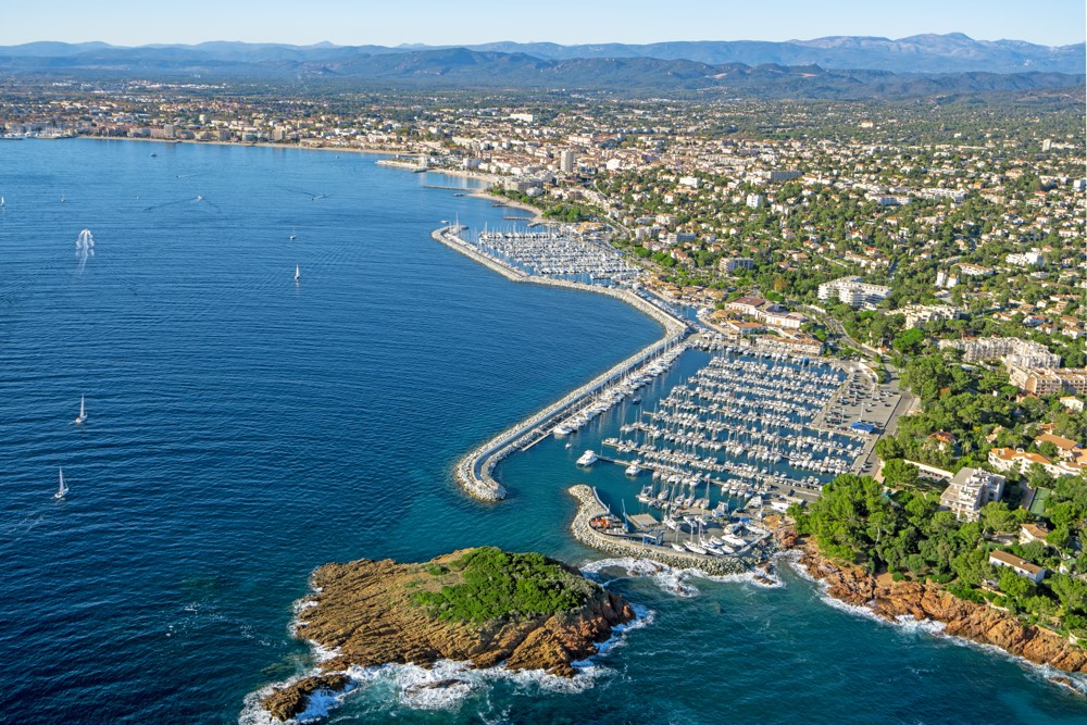 Luftaufnahme der Küstenlinie zwischen Fréjus und Saint-Tropez