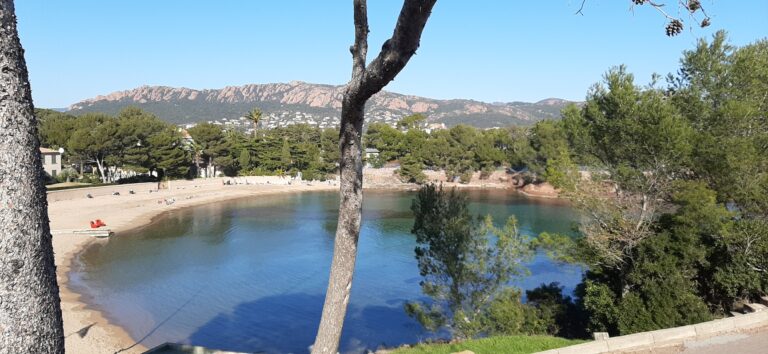 Kamp Long Beach in Saint-Raphaël, een zandige baai tegenover de rode rotsen van de Estérel