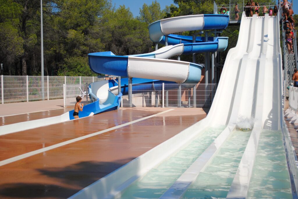 Waterglijbanen op camping Oasis Village in Puget-sur-Argens, meerbaansglijbanen en spiralen
